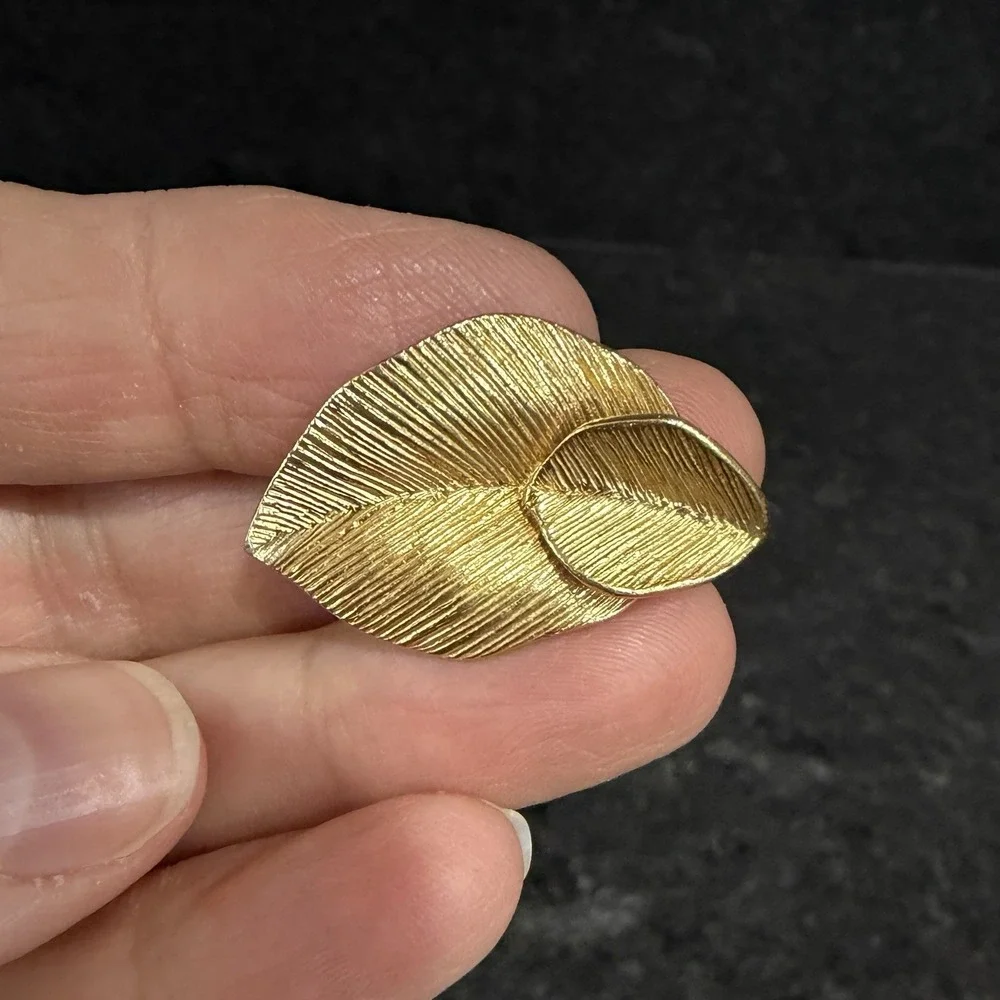 Amway Brushed Gold Tone Metal Leaf Brooch or Pendant Signed Vintage 1980's